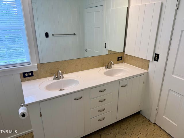 612 Lawrence Avenue, Bristol, VA 24201