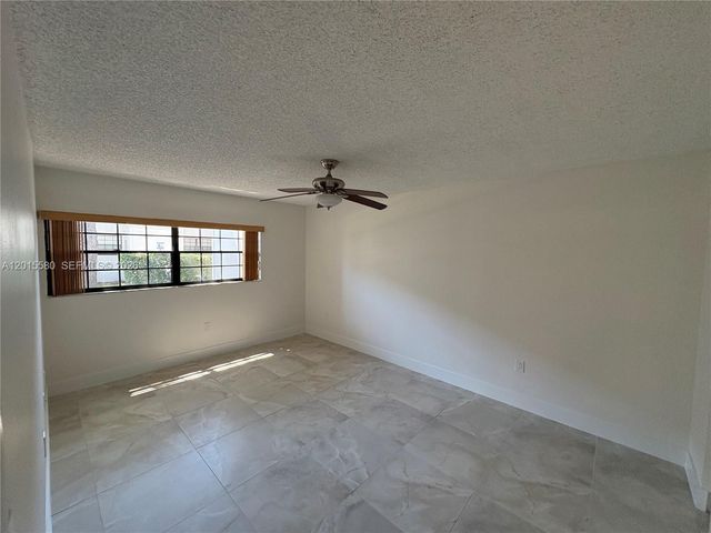 18875 NW 62nd Ave 105, Hialeah, FL 33015