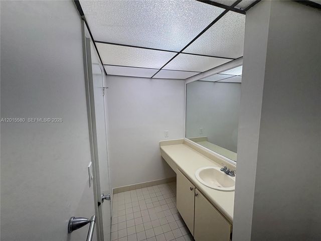 18875 NW 62nd Ave 105, Hialeah, FL 33015