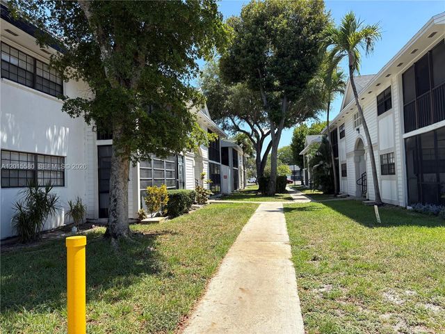 18875 NW 62nd Ave 105, Hialeah, FL 33015