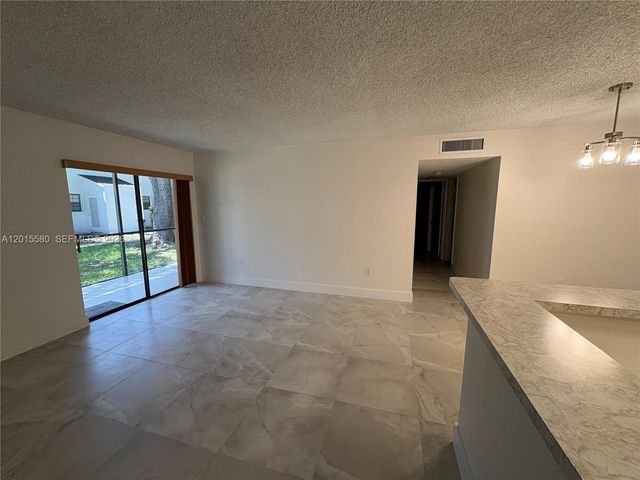 18875 NW 62nd Ave 105, Hialeah, FL 33015