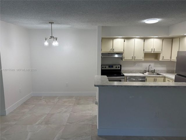 18875 NW 62nd Ave 105, Hialeah, FL 33015