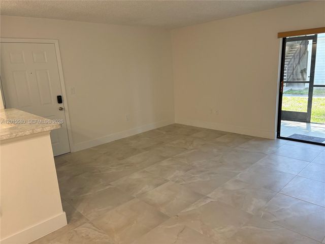 18875 NW 62nd Ave 105, Hialeah, FL 33015