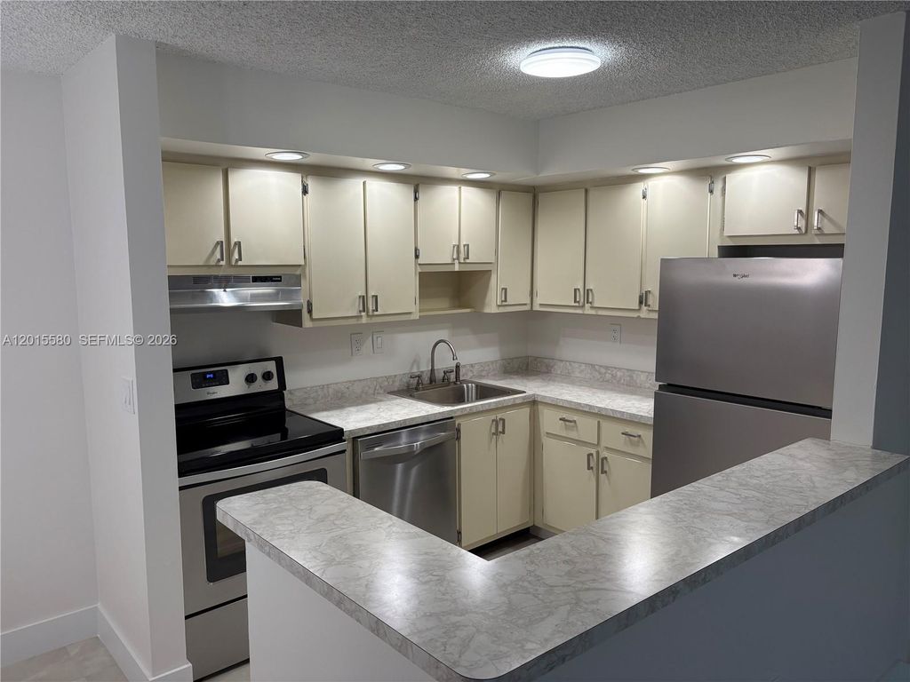 18875 NW 62nd Ave 105, Hialeah, FL 33015