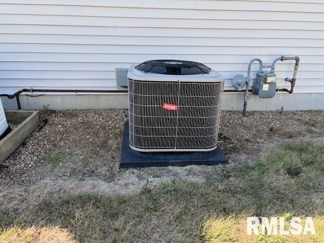 710 W DEAN Street, Virden, IL 62690