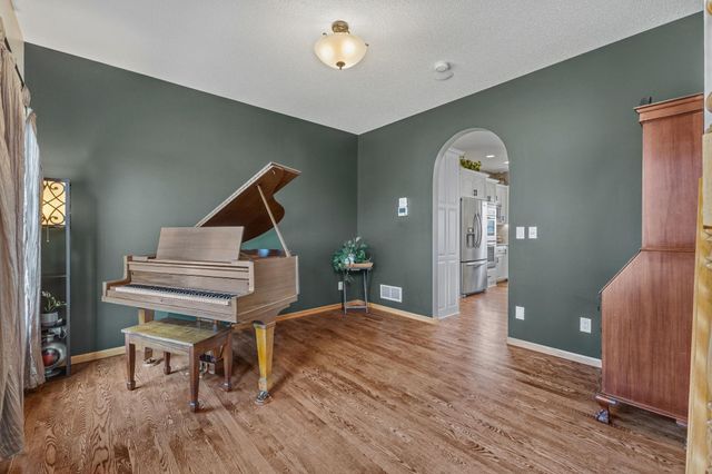 744 Theis Drive, Shakopee, MN 55379