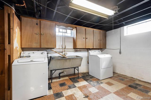 22225 E 10 Mile Road, Saint Clair Shores, MI 48080
