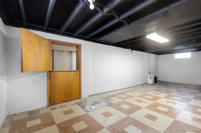 22225 E 10 Mile Road, Saint Clair Shores, MI 48080