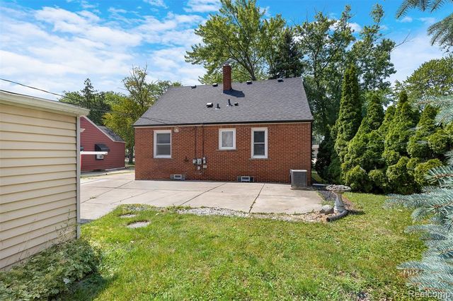 22225 E 10 Mile Road, Saint Clair Shores, MI 48080