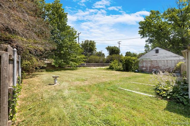 22225 E 10 Mile Road, Saint Clair Shores, MI 48080