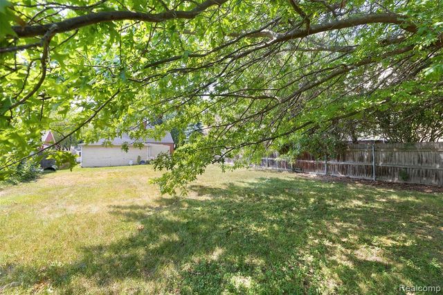 22225 E 10 Mile Road, Saint Clair Shores, MI 48080