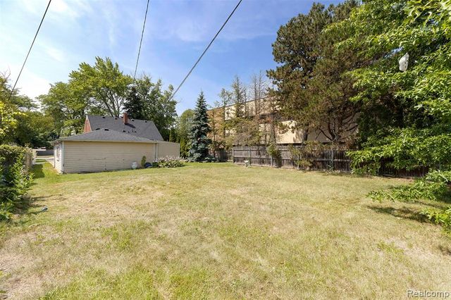 22225 E 10 Mile Road, Saint Clair Shores, MI 48080