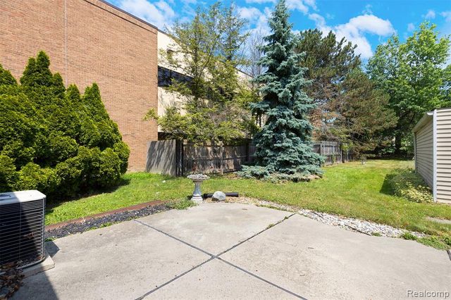 22225 E 10 Mile Road, Saint Clair Shores, MI 48080
