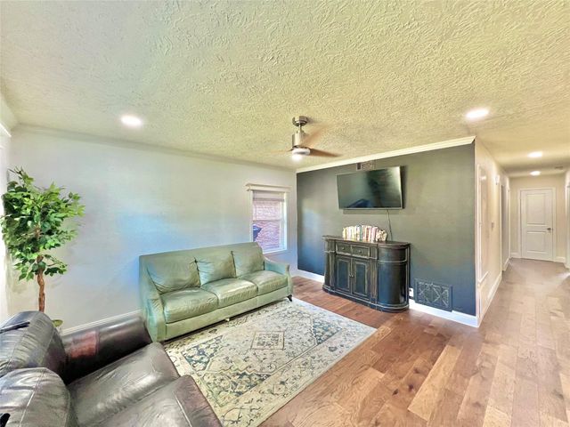 4913 W 43rd Street, Houston, TX 77092