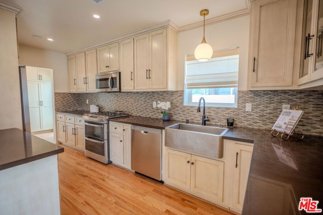1141 N Lima Street, Burbank, CA 91505