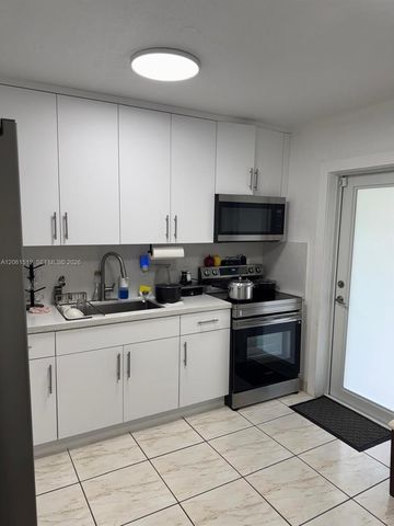 80 W 56th St, Hialeah, FL 33012