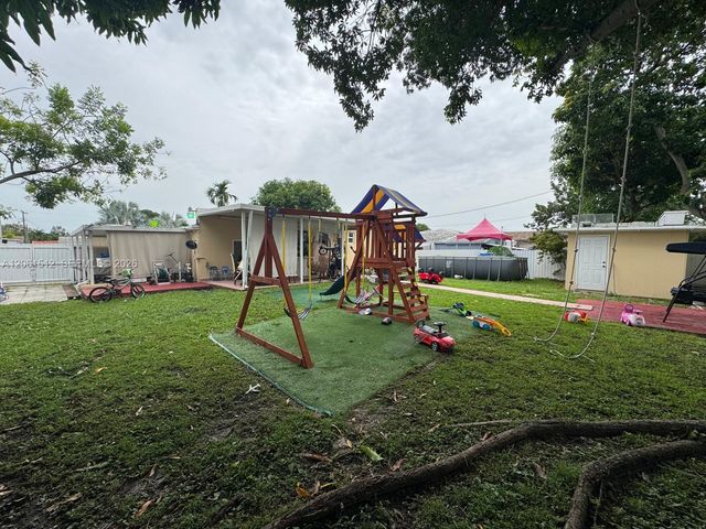 80 W 56th St, Hialeah, FL 33012