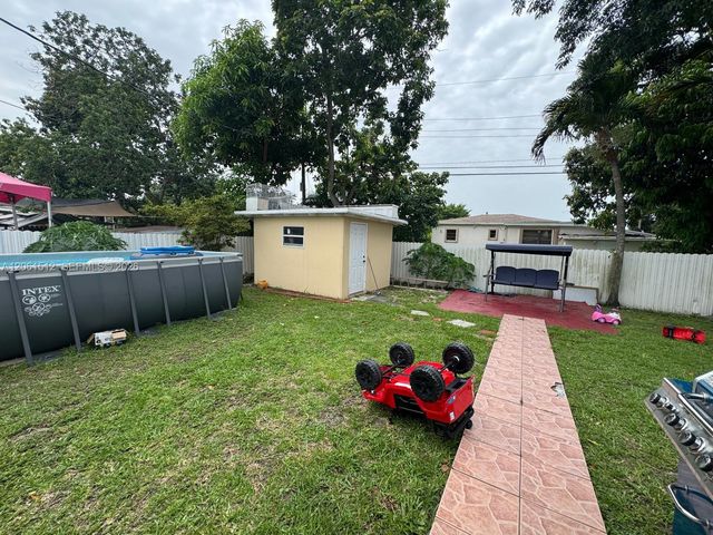80 W 56th St, Hialeah, FL 33012