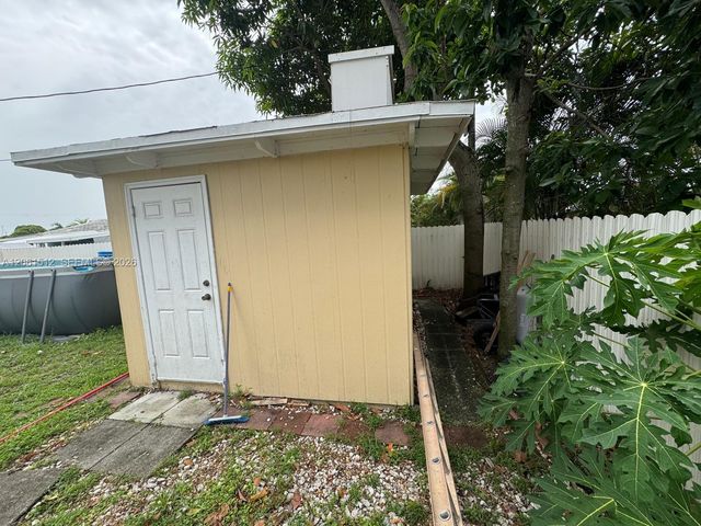 80 W 56th St, Hialeah, FL 33012
