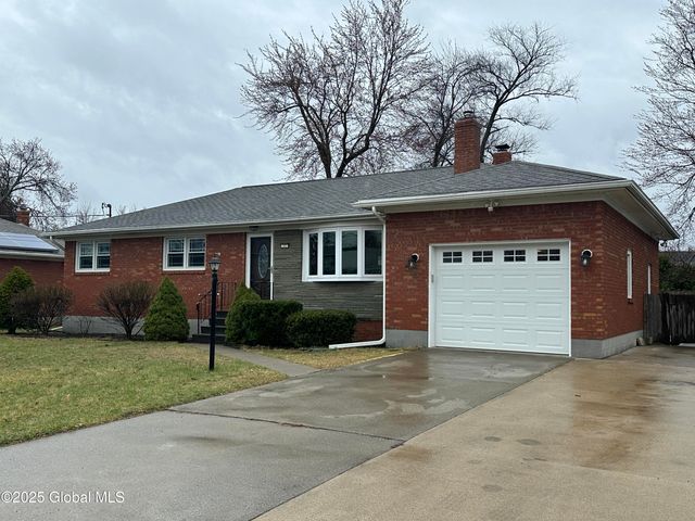 11 Campagna Drive, Colonie, NY 12205