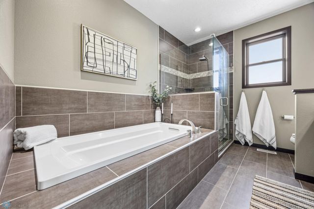 2800 Mcleod Drive E, West Fargo, ND 58078