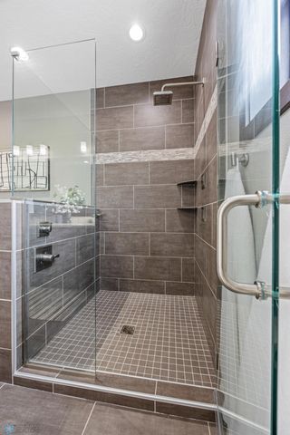 2800 Mcleod Drive E, West Fargo, ND 58078