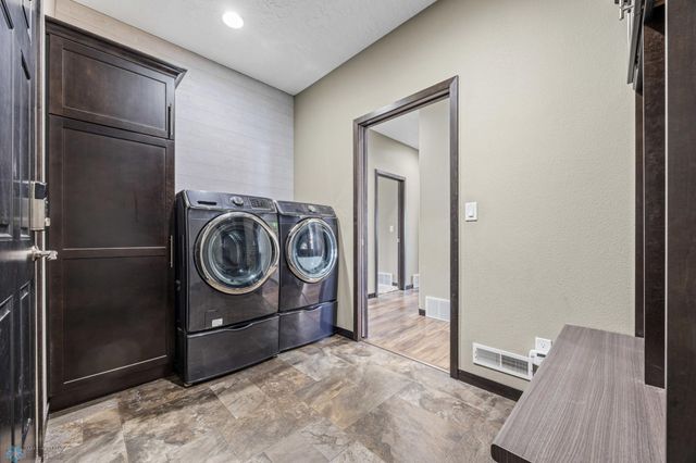 2800 Mcleod Drive E, West Fargo, ND 58078