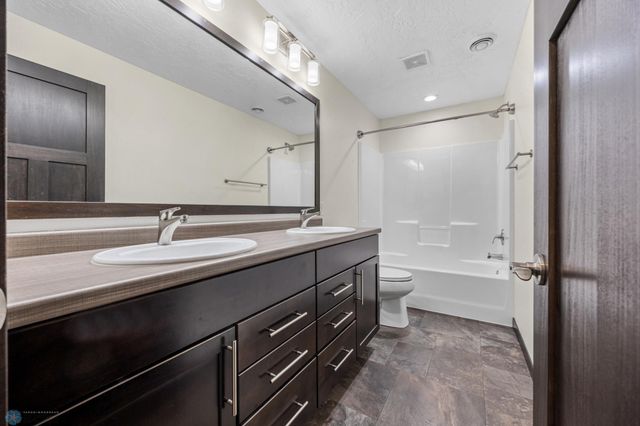 2800 Mcleod Drive E, West Fargo, ND 58078
