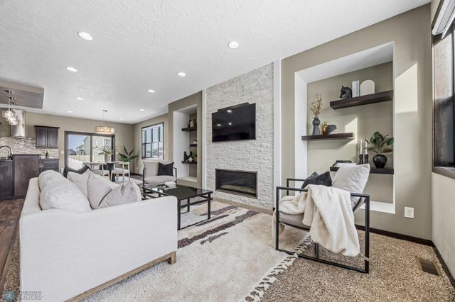 2800 Mcleod Drive E, West Fargo, ND 58078