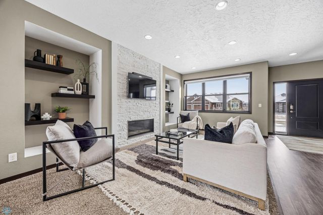 2800 Mcleod Drive E, West Fargo, ND 58078