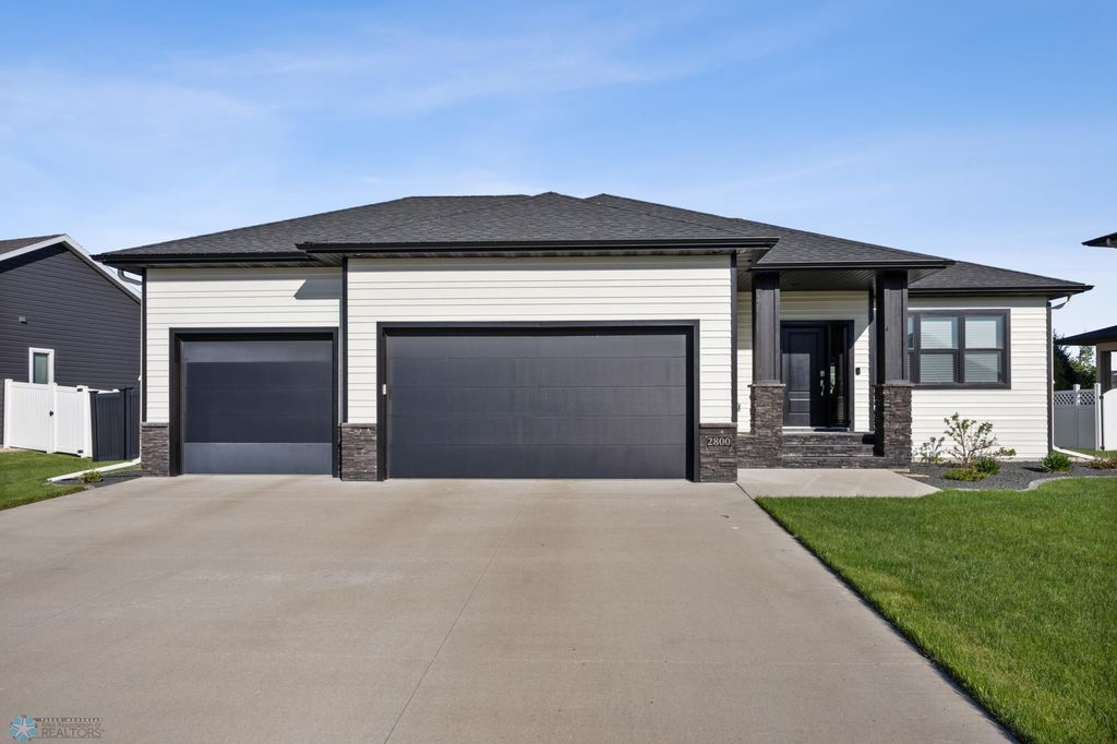 2800 Mcleod Drive E, West Fargo, ND 58078