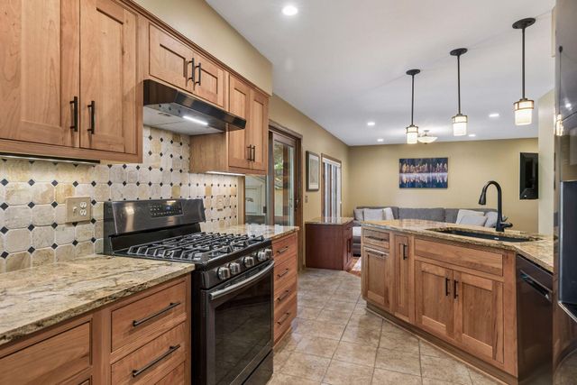 717 Marie Avenue W, Mendota Heights, MN 55118