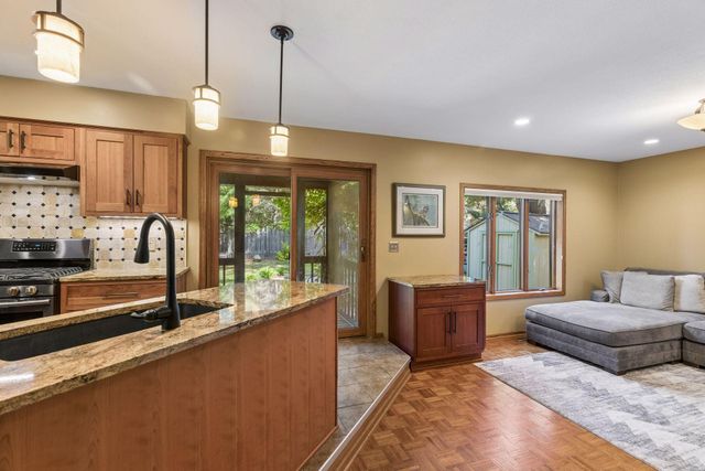 717 Marie Avenue W, Mendota Heights, MN 55118