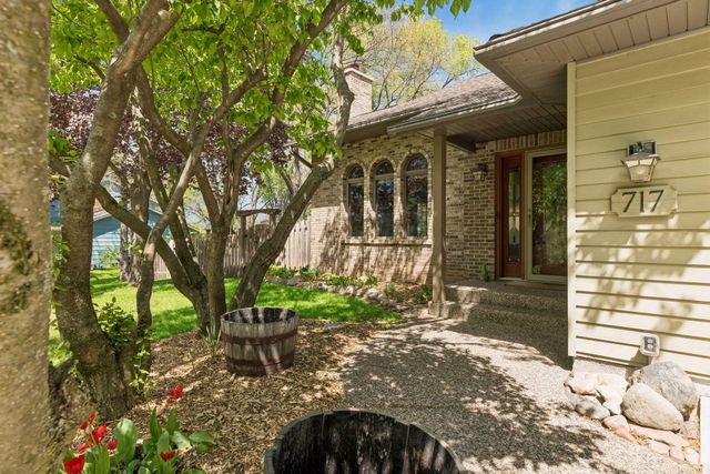 717 Marie Avenue W, Mendota Heights, MN 55118