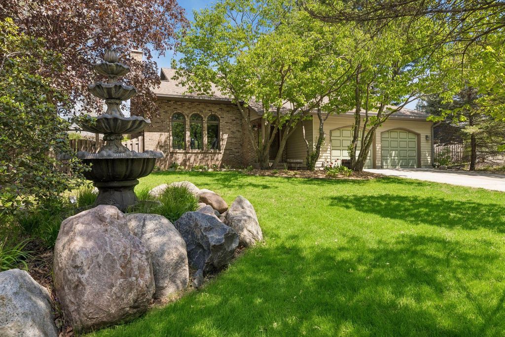 717 Marie Avenue W, Mendota Heights, MN 55118