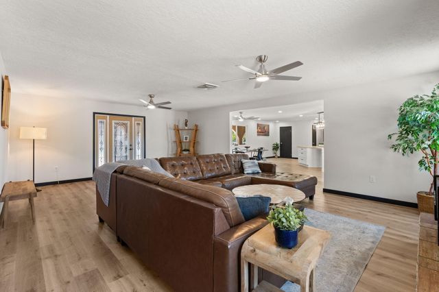 5809 Warren Lane SW, Albuquerque, NM 87105