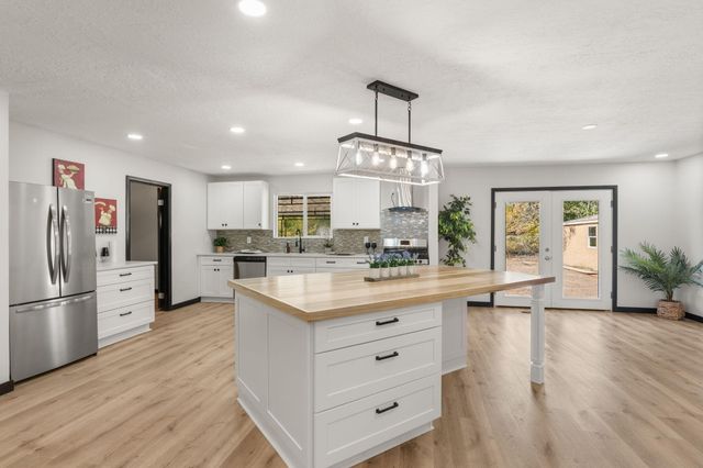 5809 Warren Lane SW, Albuquerque, NM 87105