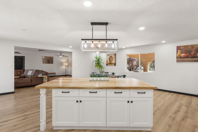 5809 Warren Lane SW, Albuquerque, NM 87105