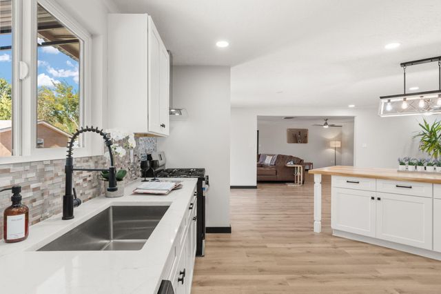 5809 Warren Lane SW, Albuquerque, NM 87105