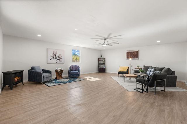 5809 Warren Lane SW, Albuquerque, NM 87105