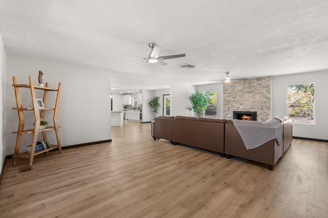 5809 Warren Lane SW, Albuquerque, NM 87105