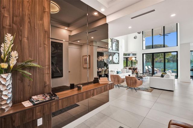 1572 NE 194th St, Miami, FL 33179