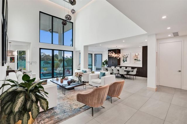 1572 NE 194th St, Miami, FL 33179