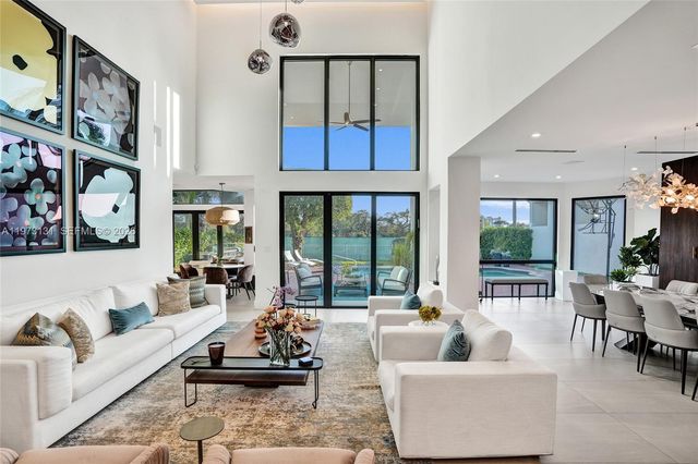 1572 NE 194th St, Miami, FL 33179