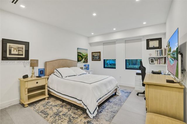 1572 NE 194th St, Miami, FL 33179