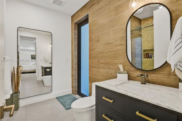 1572 NE 194th St, Miami, FL 33179