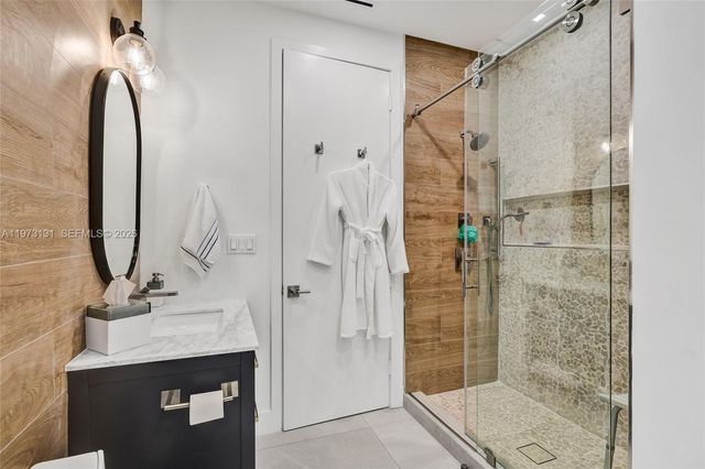 1572 NE 194th St, Miami, FL 33179