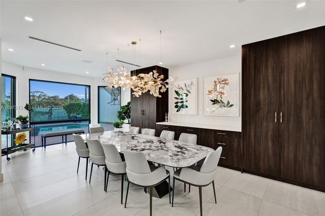 1572 NE 194th St, Miami, FL 33179