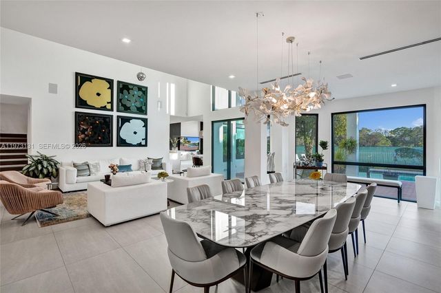 1572 NE 194th St, Miami, FL 33179