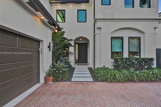 1572 NE 194th St, Miami, FL 33179